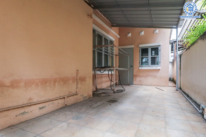 *****บ้านเดี่ยวมือสอง ม.บ้านภาณุ ปิ่นเกล้า-ตลิ่งชัน เนื้อที่กว้างขวางเกือบ 58 ตร.ว. ฟังก์ชัน 3 ห้องนอน 3 ห้องน้ำ ที่จอดรถ 2 คัน บ้านหลังใหญ่ สภาพสสวยงาม ตั้งอยู่ใกล้ทะเลสาบส่วนกลางของหมู่บ้าน การเดินทางสะดวกสบาย เชื่อมต่อถนนกาญจนาภิเษก ใกล้รถไฟฟ้าสายสีน้ำเงิน "สถานีแยกไฟฉาย" และทางด่วน "ศรีรัช" จองเลยวันนี้!